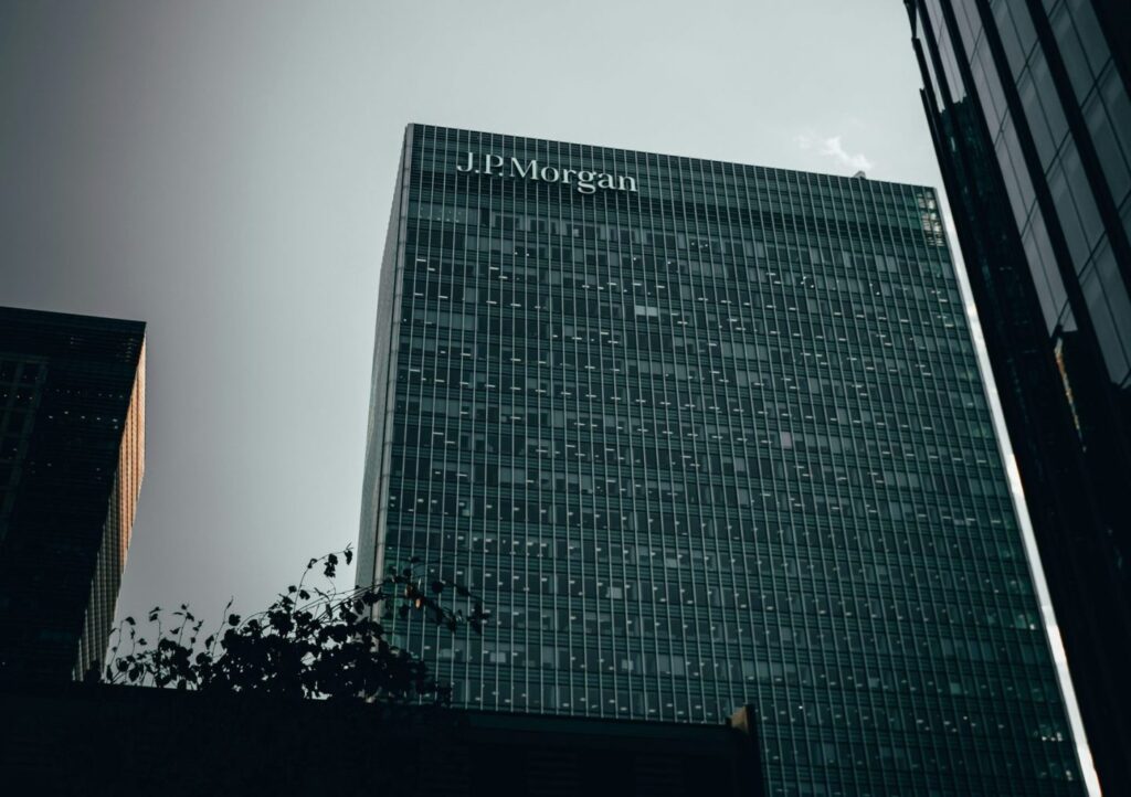 JPMorgan inizia a monitorare il modo in cui i dipendenti utilizzano l’intelligenza artificiale sul lavoro

 | Intelligenza-Artificiale